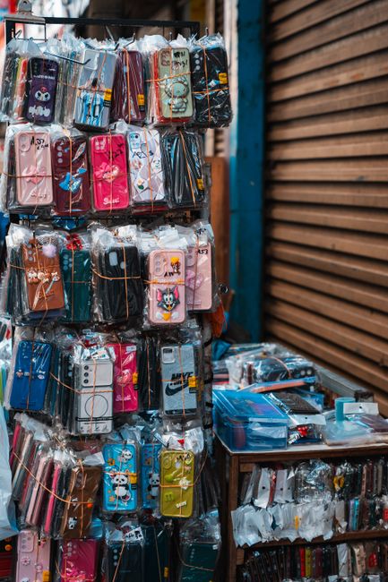 عرض موبايلات وإكسسواراتها في المتجر